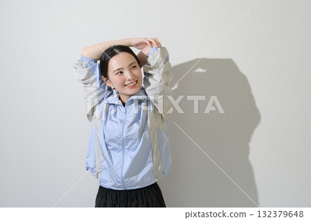 白色背景下伸展身體的日本女性 白色背景下伸展身體的日本女性 132379648