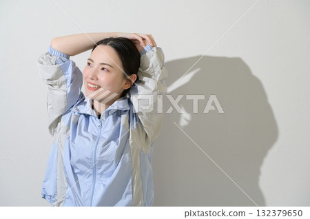 白色背景下伸展身體的日本女性 白色背景下伸展身體的日本女性 132379650