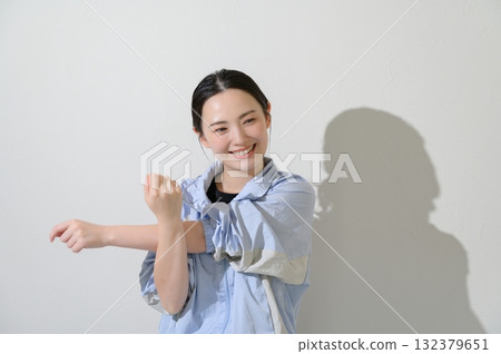 白色背景下伸展身體的日本女性 白色背景下伸展身體的日本女性 132379651