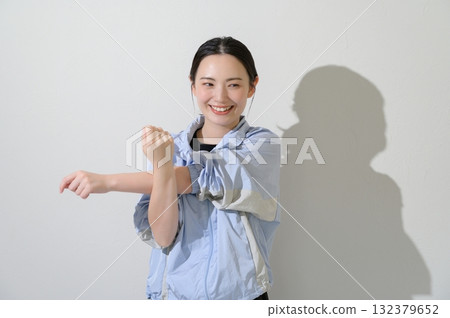 白色背景下伸展身體的日本女性 132379652
