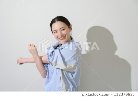 白色背景下伸展身體的日本女性 白色背景下伸展身體的日本女性 132379653