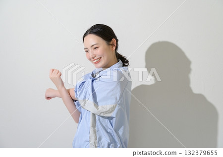 白色背景下伸展身體的日本女性 白色背景下伸展身體的日本女性 132379655