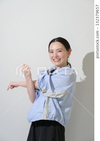 白色背景下伸展身體的日本女性 132379657