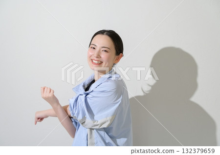 白色背景下伸展身體的日本女性 白色背景下伸展身體的日本女性 132379659