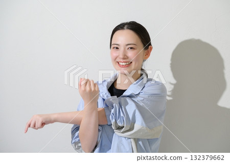 白色背景下伸展身體的日本女性 132379662