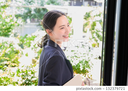 辦公室裡拿著筆記型電腦的日本女人 132379721