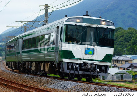 Limited Express Ishizuchi (Kiha 185 series) operated between Utazu and Takamatsu due to all Shiokaze limited express trains departing and arriving at Okayama 132380309
