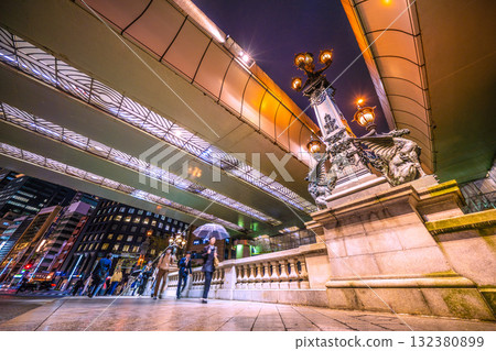 日本東京城市景觀：夜晚的日本橋。首都高速公路下美麗的燈光… 132380899