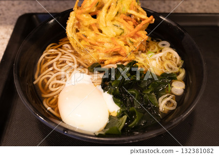 在立式蕎麥麵店品嚐美味的天婦羅蕎麥麵 132381082