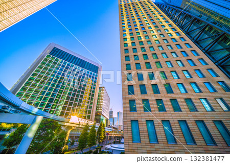 在日本，東京市容的罕見景觀。百合海鷗線、汐留站和汐留商業區在陽光的映照下，展現出新時代的希望之光。 132381477