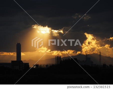 黃昏時分,雲縫中透出的曙光照亮了關東山脈 黃昏時分,雲縫中透出的曙光照亮了關東山脈 132381515