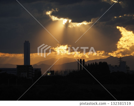The Kanto Mountains shine with crepuscular rays shining through the gaps in the clouds at dusk The Kanto Mountains shine with crepuscular rays shining through the gaps in the clouds at dusk 132381519