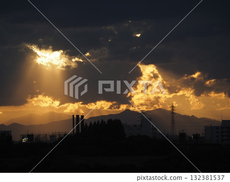 黃昏時分，雲縫中透出的曙光照亮了關東山脈 132381537