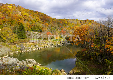 Autumn at Kamuikotan Autumn at Kamuikotan 132381598