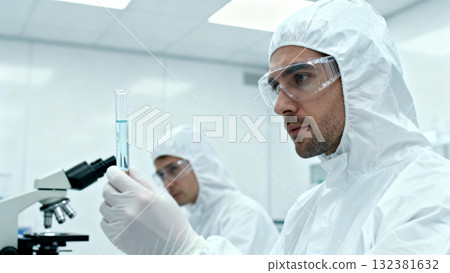 研究員看到試管 132381632