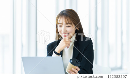 使用電腦的女人/女商人 132382297