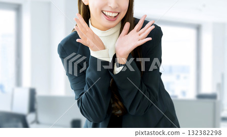 微笑的女人呼喊，女商人 132382298