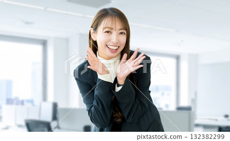 微笑的女人呼喊，女商人 132382299