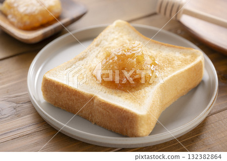 Fragrant honey-soaked toast and breakfast Fragrant honey-soaked toast and breakfast 132382864
