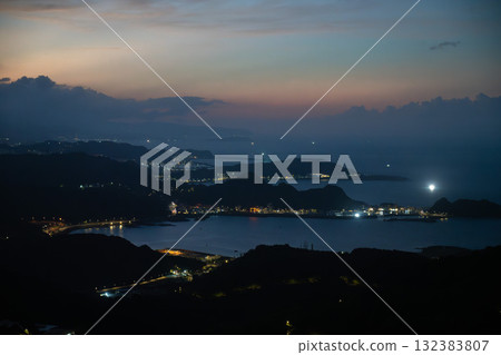 從九份/台灣看到的傍晚山脈和東海 132383807