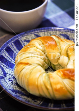 Matcha ring bread and coffee 7 132383859