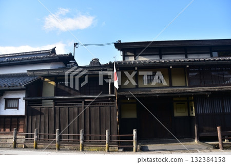 日本岐阜縣高山市的古老城鎮景觀。古老的房屋上飄揚著日本國旗，藍天白雲 132384158