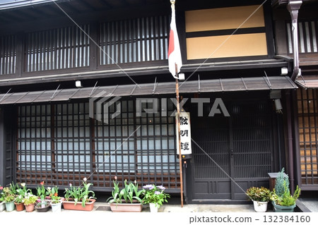 Takayama City, Gifu Prefecture, Japan: During the spring Takayama Festival, an old house with a Japanese flag and lanterns and beautiful flowers placed in front of the entrance 132384160