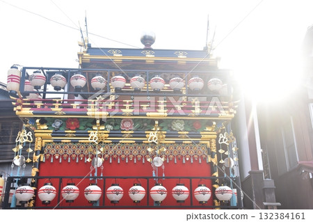 日本岐阜縣高山市：春季高山節：色彩繽紛的遊行花車、美麗的天空、許多燈籠和華麗的裝飾 132384161
