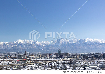 冬季的富山市和立山山脈 132385332