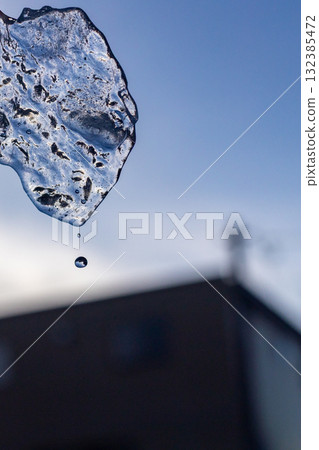 融化的冰和水滴_垂直 132385472