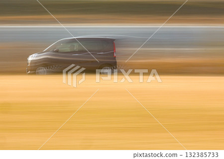 高速行駛的汽車的搖鏡頭 高速行駛的汽車的搖鏡頭 132385733