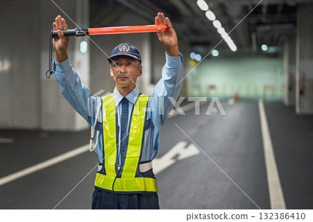 保全、交通管制員、老人 132386410