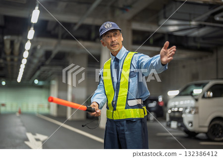 保全、交通管制員、老人 132386412