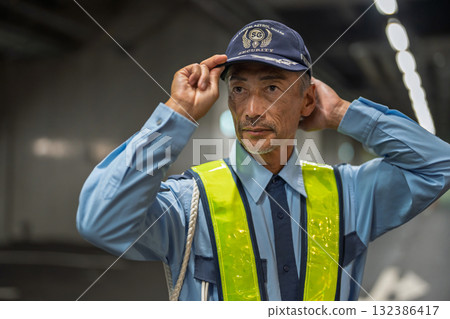 保全、交通管制員、老人 132386417
