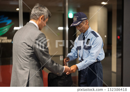 保全、行李檢查、警衛 保全、行李檢查、警衛 132386418