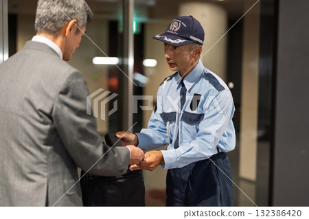 保全、行李檢查、警衛 132386420