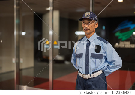 保全、門衛、老人 保全、門衛、老人 132386425
