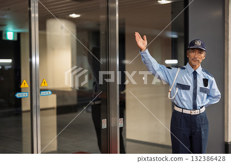 Security guard, guard, senior man 132386428