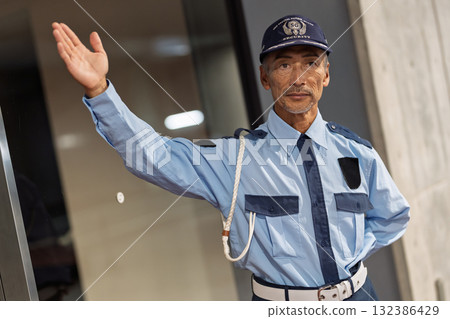 保全、門衛、老人 保全、門衛、老人 132386429