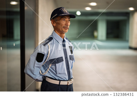保全、門衛、老人 保全、門衛、老人 132386431