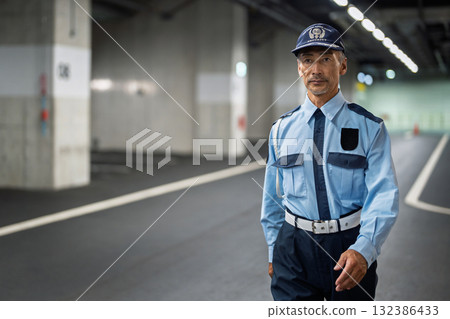 Security guard, guard, senior man 132386433