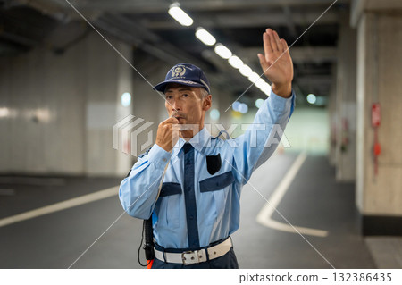 保全、門衛、老人 保全、門衛、老人 132386435