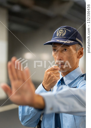保全、門衛、老人 保全、門衛、老人 132386436