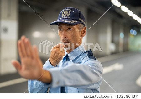 保全、門衛、老人 保全、門衛、老人 132386437