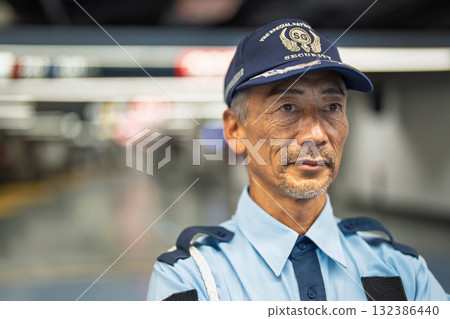 保安高級男性機場 132386440