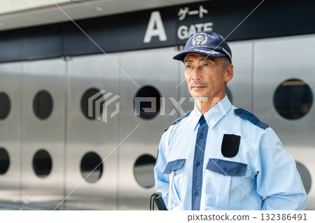 保全、門衛、老人 132386491