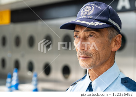 Security guard, guard, senior man 132386492