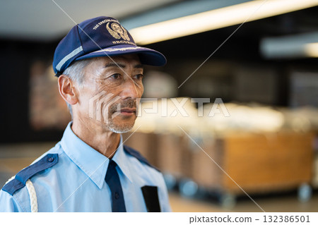 保全、門衛、老人 保全、門衛、老人 132386501