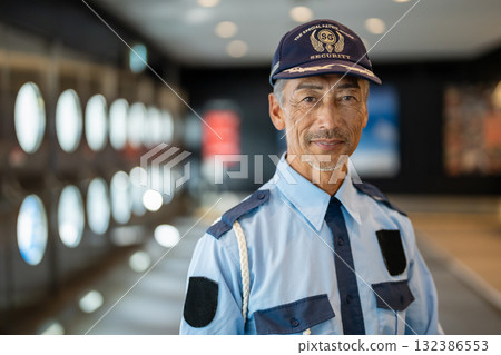 保全、門衛、老人 132386553