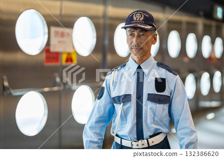 保全、門衛、老人 132386620